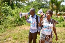 Dans les villages reculés, la sensibilisation pour la vaccination contre la polio par les crieurs usant des mégaphones joue un rôle crucial pour transmettre les messages clés de vaccination des enfants aux parents, comme c'est le cas ici dans la zone de santé de Kalima, Province du Maniema. OMS/Eugene Kabambi  