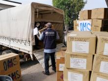 Des agents de l’OMS en plein chargement des intrants de lutte contre le choléra dans un camion, à Kinshasa pour l’expédition via le vol cargo UNHAS à Lisala, Province de la Mongala, dans le nord de la République Démocratique du Congo. OMS/Eugene Kabambi