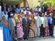 Photo de famille après la cérémonie officielle d'ouverture de l'atelier