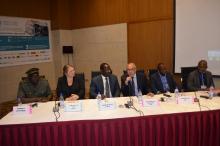 Au milieu, Dr A. SEIDOU (Ministre de la Santé) entouré à sa droite par Mme Maureen GENEL,(USAID) et M. Modeste TOBOULA (Préfet Littoral). A la gauche du Ministre, Dr J-P BAPTISTE (OMS), M. Makwee LLOYD (PtD) et M. Ricardo MISSINHOUN (AsLob)