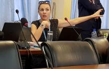 Dr Renée Van De Weerdt, en charge des opérations d'urgence, WHE au Siège de l'OMS à Genève pendant son intervention dans la salle de conférence de l'OMS à Kinshasa. OMS/ EK