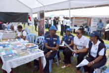 Le personnel de l'OMS à Kinshasa s'était mobilisé ce samedi 07 avril pour être au rendez-vous du 70ème anniversaire de leur Organisation. Les officiels visitant le stand de l'OMS ont apprécié les différents posters, brochures, littératures sanitaires et photos en A3 relatives aux actions essentielles conjointes de l'OMS et des autres partenaires en appui aux efforts du  Ministère de la Santé pour le contrôle et la gestion des flambées épidémiques dans le pays. OMS/Eugene Kabambi