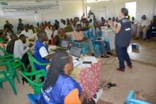 Dr Teresa Zakaria, membre de l’équipe de facilitation de l’atelier, expliquant aux participants l’importance de prioriser les sites en fonction du volume et de la connexion des voyageurs à Mbandaka. OMS/Eugene Kabambi. 