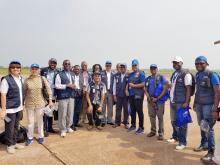 Photo de famille du personnel de l'OMS en déploiement qui avait fait le déplacement de l'aéroport de Mbandaka pour saluer le Directeur général de l'OMS