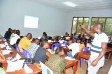 Une vue partielle de la salle avec les participants venus de la zone de santé de Wangata pour la formation en prévention et contrôle des infections dans les formations sanitaires de Mbandaka en situation d'épidémie de la maladie à virus Ebola. OMS/Eugene Kabambi