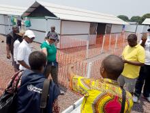 Des experts du MSP et de l'OMS en pleine séance de formation pratique de préparation au centre de Kinkole, au Sud-Est de Kinshasa avant leur déploiement dans les six provinces à risque. OMS/Eugene Kabambi