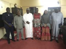 Photo de famille au Cabinet du Ministre de la Santé Publique (boubou blanc) avec de gauche à droite : le Conseiller spécial du MSP, le Chargé du Bureau sortant de l’OMS,  le Ministre, la Représentante par intérim de l’OMS, la DGSP et le DEP