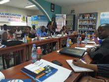 En pleine session d’échanges avec les journalistes, Mr Hermann Essomba du GTC-PEV et Dr Marlise Dontsop de l’OMS