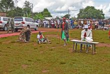 Un groupe folklorique local lors d'un numéro sur la lutte contre le Paludisme