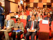 Dr Moeti échangeant avec le conseiller spécial du Chef de l'Etat congolais, Dr Roger Kamba à Kinshasa, salle de conférence Fleuve Congo Hotel Kempiski. WHO/Eugene Kabambi 