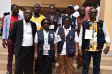 Le Medecin Chef du district sanitaire de Cinkansé Togo ( 1ère ligne à gauche) pose avec l'équipe de l'OMS sur le terrain