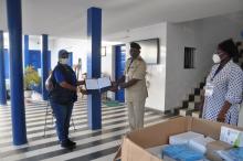 Remise du don aux autorités sanitaires togolaises par la Représentante Résidente de l'OMS au Togo