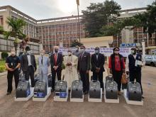 Photo de famille : au milieu en tenue traditionnelle Dr Manaouda Malachie, Ministre de la Santé Publique, à sa gauche Dr Phanuel Habimana Représentant de l’OMS, suivi de Mr Tigwende Serge Soubeiga, Assistant Technique ECHO, Dr Irène Emah, Chargée de la prise en charge OMS dans la réponse Covid-19, Dr Christian Itama Incident Manager OMS pour la Covid-19 A droite du Ministre de la Santé S.E. Hans Pieter Schadek, Ambassadeur, Chef de la Délégation UE au Cameroun, suivi de S.E. Jean-Christophe Heidseick, Ambas