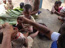 Pour Mme Epete Moko, une vaccinatrice du quartier Basoko, "la stratégie vaccinale de faire une recherche active des enfants dans les petits marchés a toujours marché."