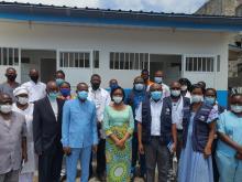 Mme la ministre provinciale de la santé - au centre - posant avec les partenaires après la visite guidée de nouvelles latrines, CH Mama Pamela Delargy, zone de santé de Kasa-Vubu 