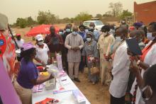 Visite de stands d’exposition sur la planification familiale