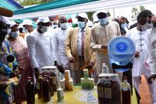 Visite de stands d’exposition sur les produits et initiatives de lutte contre le Paludisme par les officiels dont Dr Enagnon Pétas AKOGBETO, Directeur de Cabinet du Ministère de la Santé et M. Sènan Gabriel GANHOUTODE, le Maire de la Commune d’Avrankou et Dr Mamoudou HAROUNA DJINGAREY, Représentant Résident p.i de l’OMS.