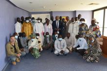 Photo de famille des participants autour des officiels à la cérémonie de l’ouverture de l’atelier