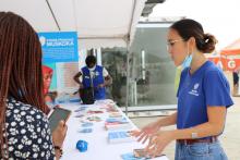 Echange avec les visiteurs du stand