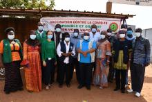 Photo de famille à l’issu de la visite de terrain