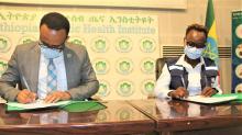 EPHI Deputy Director General, Mr Aschalew Abayneh and WHO Ethiopia Officer in Charge of Emergency Preparedness and Response sign the donation papers at the handing over ceremony of 500 cylinders on 30 November 2021