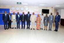 Photo de groupe comprenant le ministre de la santé publique, au centre, et l'équipe d'experts conjoints sur les essais cliniques, au sortir de l'audience au cabinet à Kinshasa, en mars 2022. 