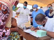 Vue2 - Séance de vaccination des enfants cibles de 1 à 9 ans au sein de l’Ecole Primaire Publique de Zongo II en marge de la cérémonie officielle de lancement de la campapgne de vaccination contre la méningite de type A le 21 mars 2022 à Parakou (Borgou).