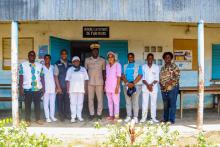 Photo de famille avec le personnel du centre de santé de Fari Mbabo