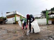 séance de ramassage des sachets plastiques par le personnel du SNU dans les rues du quartier Zongo à Cotonou