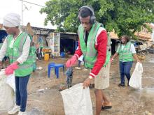 séance de ramassage des sachets plastiques par le personnel du SNU dans les rues du quartier Zongo à Cotonou