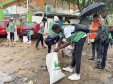 séance de ramassage des sachets plastiques par le personnel du SNU dans les rues du quartier Zongo à Cotonou