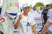 Vue des participants à la marche « Relais du Flambeau pour la santé »