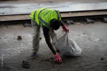 séance de ramassage des sachets plastiques par le personnel du SNU dans les rues du quartier Zongo à Cotonou