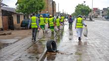 séance de ramassage des sachets plastiques par le personnel du SNU dans les rues du quartier Zongo à Cotonou