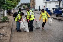 séance de ramassage des sachets plastiques par le personnel du SNU dans les rues du quartier Zongo à Cotonou