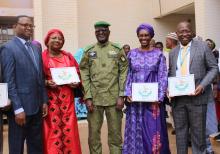 De gauche à droite: Dr Leopold Ouedraogo,Représentant par intérim de l'OMS Niger; Dr Gbaguidi Diawara, NPO Surveillance des MEV et MAPI Officer; Dr Garba Hakimi, ministre de la Santé publique Niger; Dr Blanche Anya, Représentante de l'OMS; Dr Didier Tambwe, Coordonnateur du cluster Santé OMS Niger