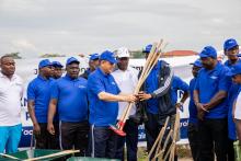 Le Représentant de OMS BI remettant au délégué de la Mairie De Bujumbura le lot d'équipements offerts