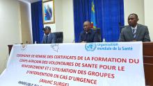 De gauche à droite, Pr Jean Nikiema, le Représentant adjoint de l'OMS en RDC,  Dr Samuel Roger Kamba, Ministre de la Santé et de la Prévoyance sociale et Dr Dieudonné Mwamba Kazadi, Directeur de l'Institut National de Santé publique (INSP) lors de la cérémonie de remise des certificats aux participants