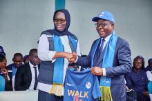 Remise symbolique de tee-shirts "Walk the Talk" au Ministre de la Santé, par la Cheffe de Bureau