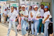 Groupe d'étudiants, visitant les stands