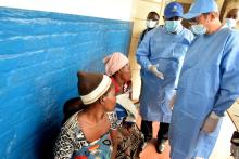 Le coordonnateur humanitaire et le Représentant de l'OMS échangeant avec deux mamans portant leurs enfants malades au centre de traitement Mpox à Lwiro -