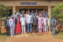 Photo de famille avec le personnel et les communautés de Saminikro, dans la région du Gbêkê