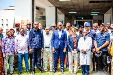 Photo de groupe lors de l'inauguration du centre de référence de Kinshasa, avec un pavillon dédié à la prise en charge des cas sévères de mpox et des maladies infectieuses 