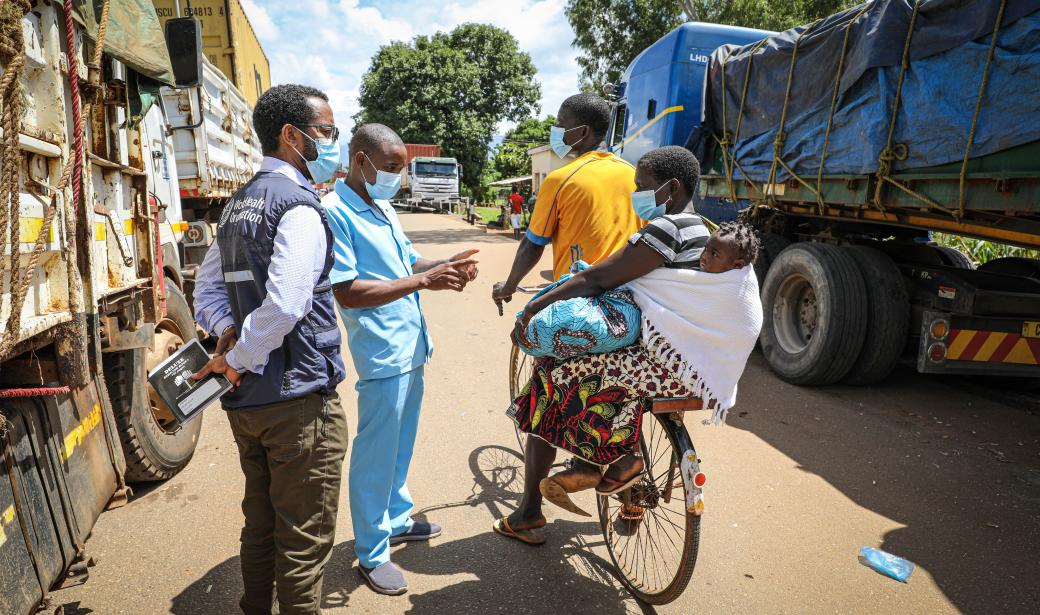 Together, they saw Meriam and her baby Dulis (6 months old) crossing the border in their bicycle. Meriam had not heard about the ongoing polio vaccination campaign: “I come from Mozambique, since my husband is based there. I leave in a small district across the border but I did not know about this vaccination campaign. I was crossing to buy some things and I got my child vaccinated as Douglas called me, because my closest hospital is still far from my place in Mozambique: it’s easier to get her vaccinated n