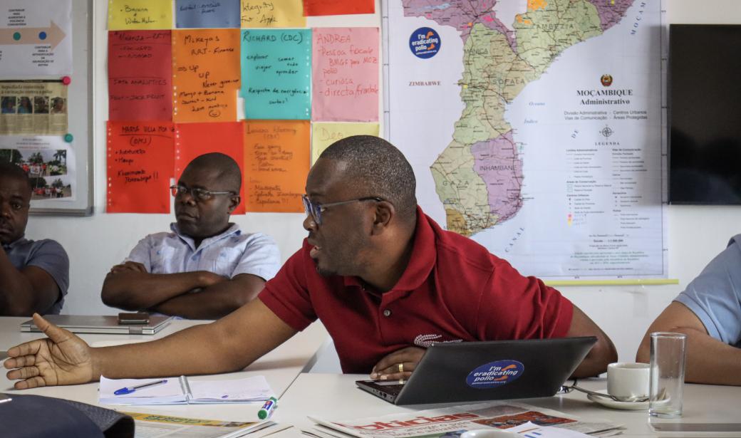 Dr Lusamba Kabamba, former GPEI coordinator in Mozambique, instructs teams about the status of vaccines as sensitive biological products 