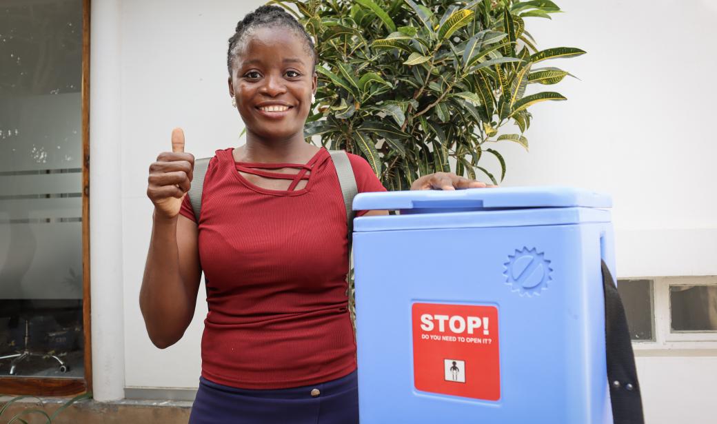 Trained vaccinator Rossana Macumbe confirms that “they need to get to people while the vaccines are still alive”, 