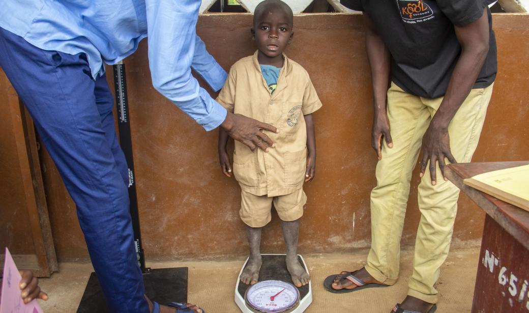 Bénin :  le suivi nutritionnel et sanitaire pour maintenir les écoliers en bonne santé