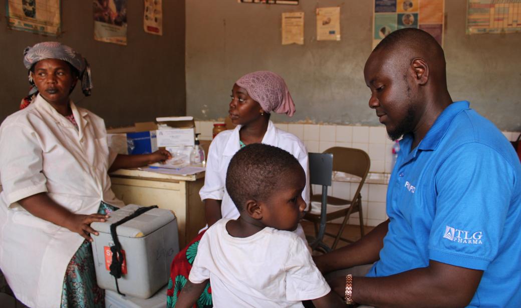 Abdourahamane Assouman emmène son neveu au site de vaccination