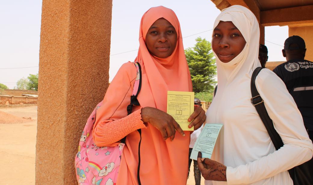 Fatouma et Rachida exhibent leurs cartes de vaccination